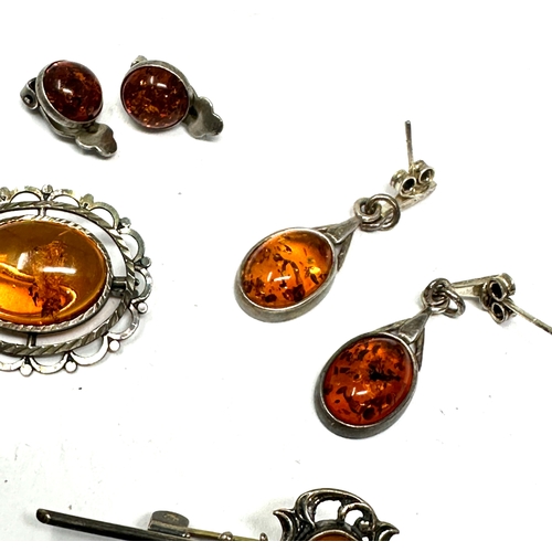 300 - Selection of silver & amber jewellery inc earring pendant brooches