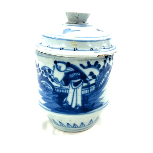 603 - Antique Chinese blue and white lidded pot, height 17cm