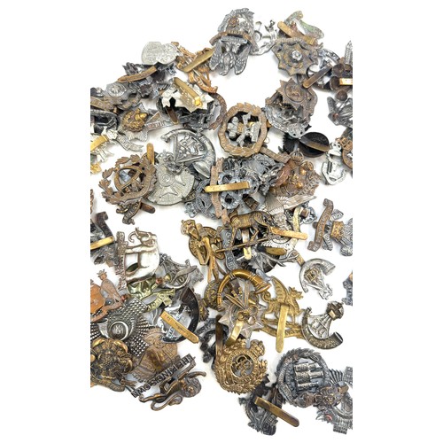 552 - Very large quantity of military cap badges