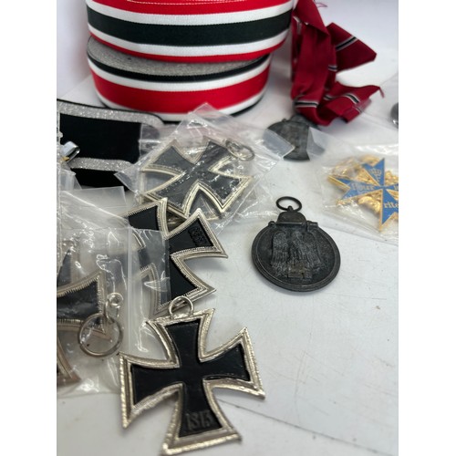 580 - Selection of German WWII items to include 17 Iron crosses, 2 Blue Max ad other badges plus part roll... 