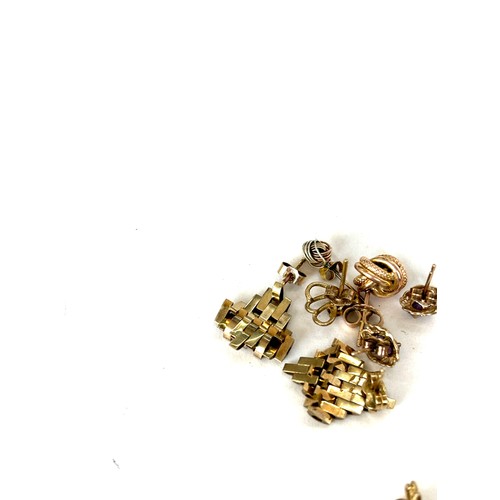 556 - Selection of 9ct gold ladies earrings, total weight 7g