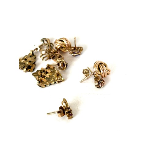 556 - Selection of 9ct gold ladies earrings, total weight 7g