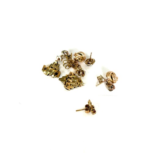 556 - Selection of 9ct gold ladies earrings, total weight 7g