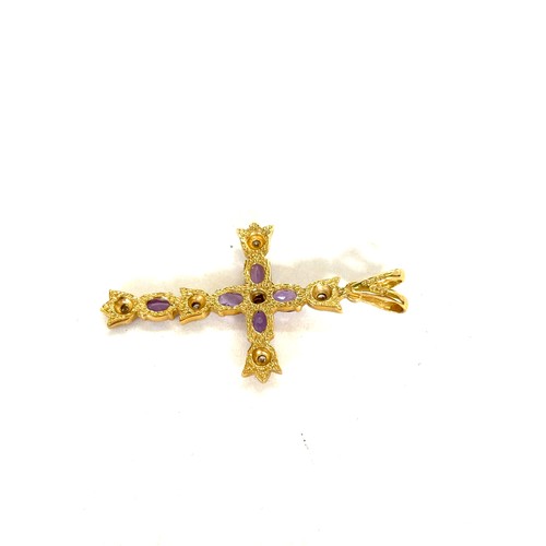 569 - Ladies hallmarked 9ct gold cross stone set pendant, weight 3.1g