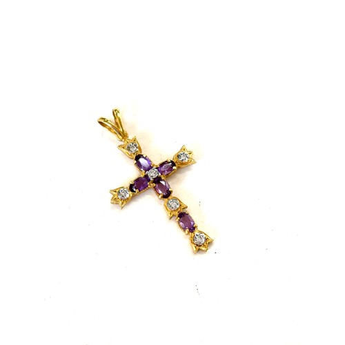 569 - Ladies hallmarked 9ct gold cross stone set pendant, weight 3.1g