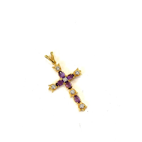 569 - Ladies hallmarked 9ct gold cross stone set pendant, weight 3.1g