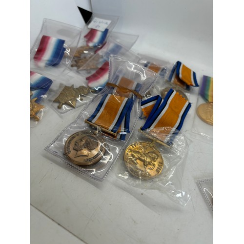 579 - 15 High quality copies of WW1 medals, 5 Victory medals, 5 1945-15 Stars and 5 Bronze war medals (the... 