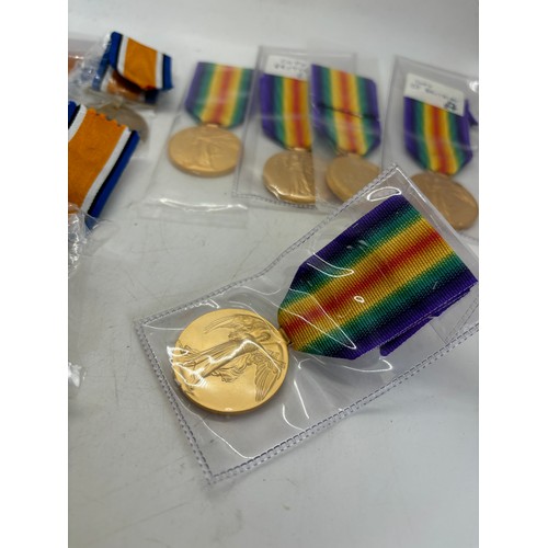 579 - 15 High quality copies of WW1 medals, 5 Victory medals, 5 1945-15 Stars and 5 Bronze war medals (the... 