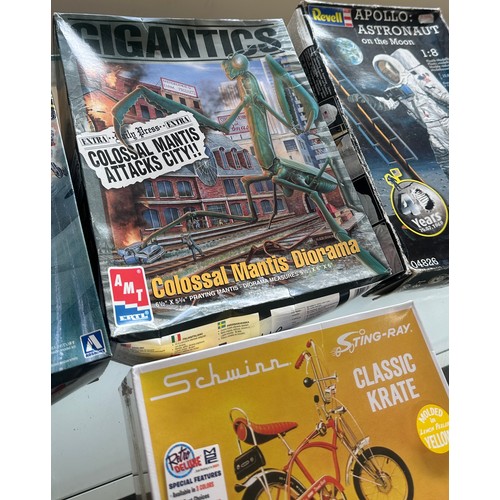 65 - Selection of plastic models to include ' AMT Gigantics Colossal Mantis Diorama', ' Revell Apollo Ast... 