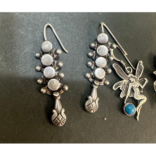 511 - 2 Pairs of silver earrings