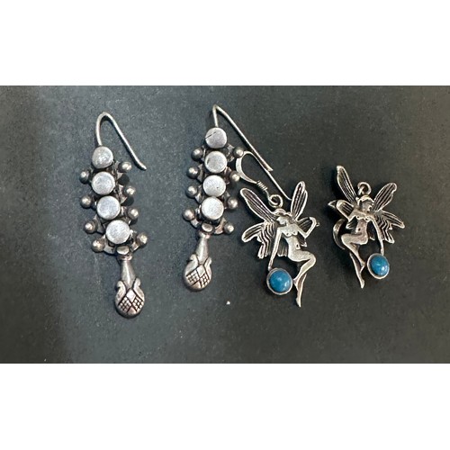 511 - 2 Pairs of silver earrings