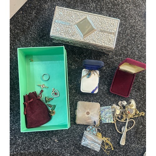 526 - Boxed Julian collection jewellery box with a selection of costume jewellery to include silver brooch... 