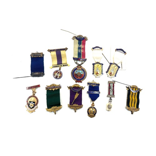 522 - Large selection of assorted masonic jewels includes 1 silver