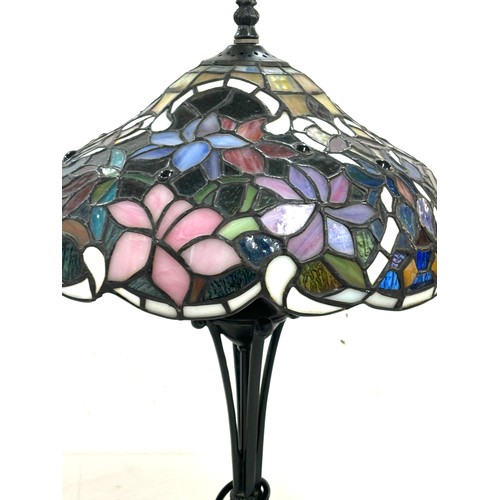 17 - Tiffany style lamp in working order