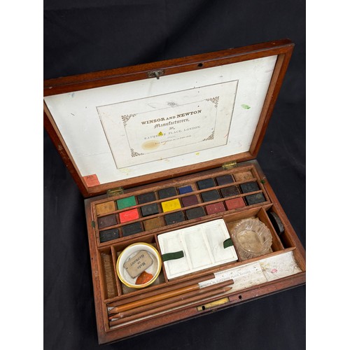 43 - Vintage artist box with accessories