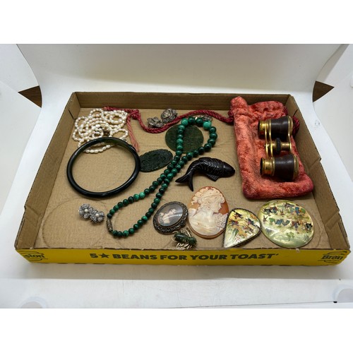 589 - Tray of vintage costume jewellery