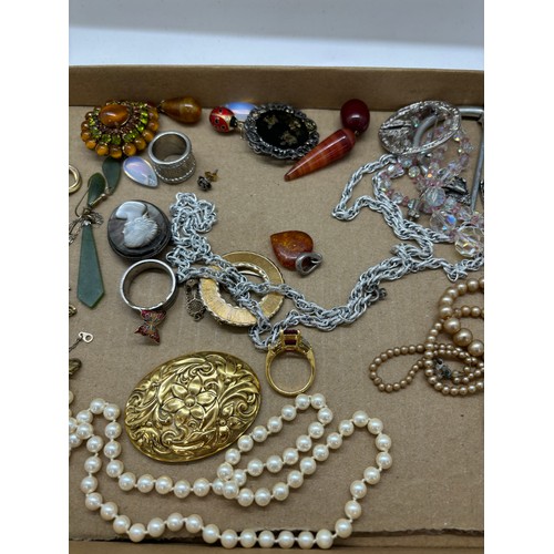 595 - Tray of vintage costume jewellery