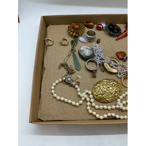 595 - Tray of vintage costume jewellery