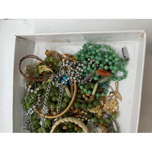 584 - Tray of vintage costume jewellery