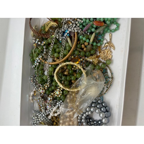 584 - Tray of vintage costume jewellery