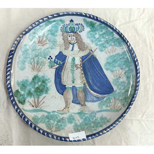 626 - Earthenware charger depicting a king diameter 32cm