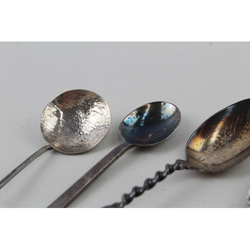 29 - 6 x .925 sterling silver assorted spoons inc novelty