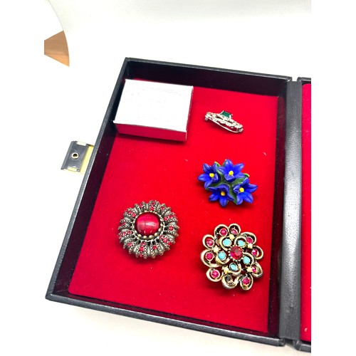 594 - Large selection of assorted vintage and later brooch