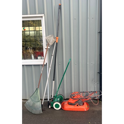 100C - Selection of garden tools to include two rakes, extendable apple picker and an extendable pruner and... 