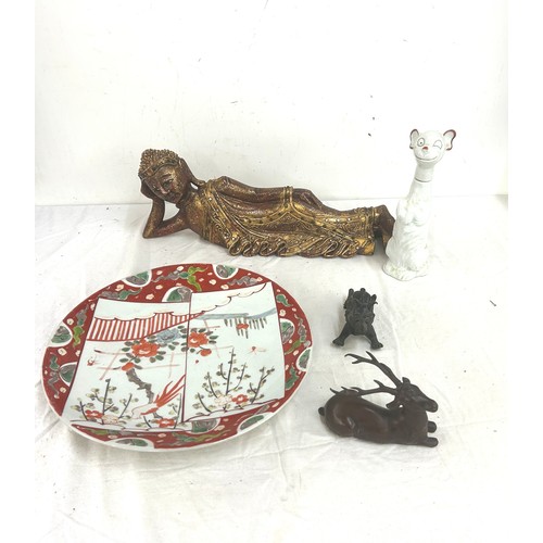 621 - Selection of oriental items includes charger etc