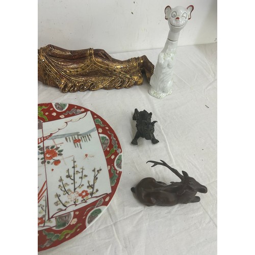 621 - Selection of oriental items includes charger etc