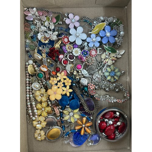 598 - Mixed costume jewellery