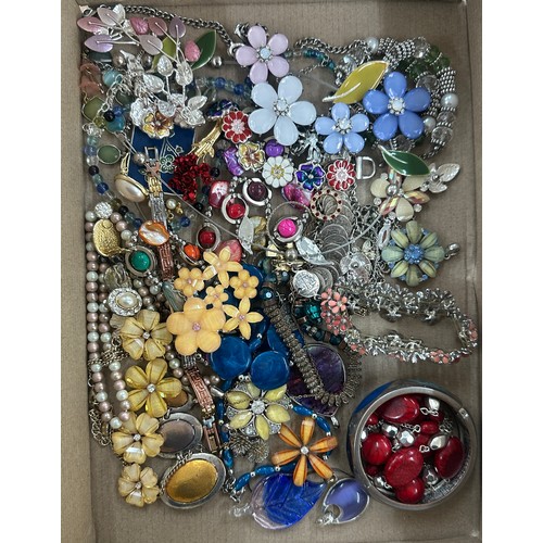 598 - Mixed costume jewellery