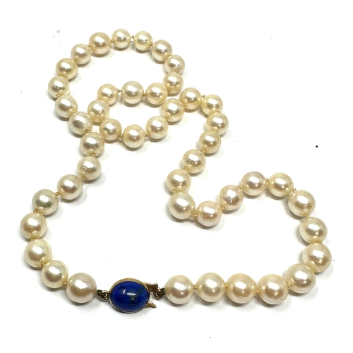 103 - 9ct gold & lapis clasp pearl necklace weight 27g measures approx 40cm long each pearl bead measures ... 