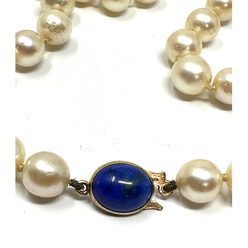 103 - 9ct gold & lapis clasp pearl necklace weight 27g measures approx 40cm long each pearl bead measures ... 