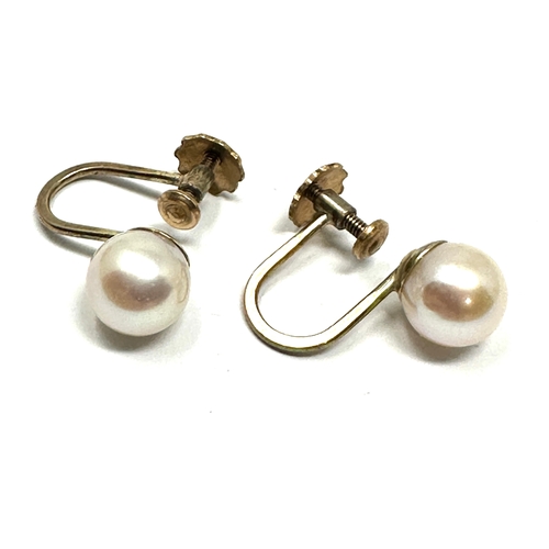 108 - 9ct gold pearl earrings screw on weight 1.9g