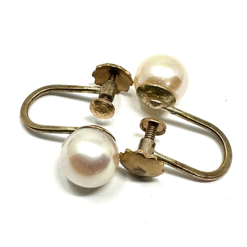 108 - 9ct gold pearl earrings screw on weight 1.9g