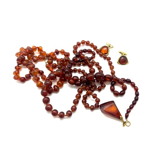 557 - Vintage amber jewellery to include 3 necklaces and a pendant and cufflinks, approximate weight 100g