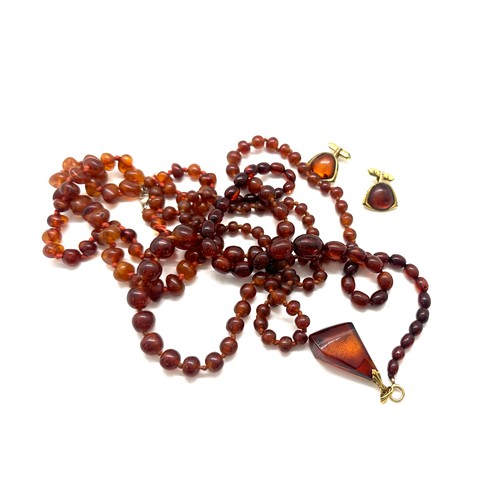 557 - Vintage amber jewellery to include 3 necklaces and a pendant and cufflinks, approximate weight 100g