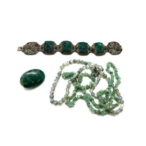 555 - Jade necklace and one other, Chinese malachite bracelet and brooch