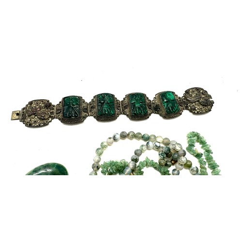 555 - Jade necklace and one other, Chinese malachite bracelet and brooch