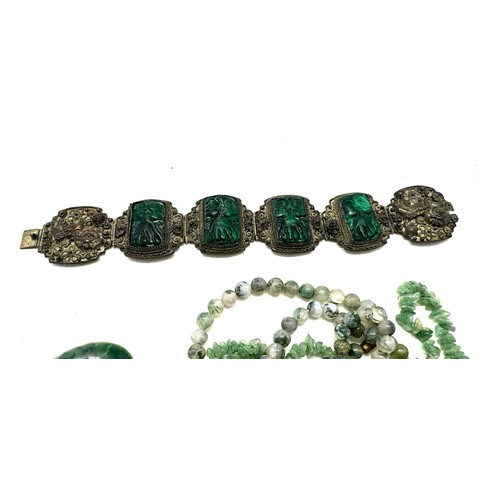 555 - Jade necklace and one other, Chinese malachite bracelet and brooch