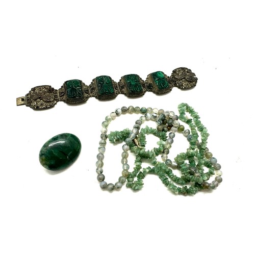 555 - Jade necklace and one other, Chinese malachite bracelet and brooch