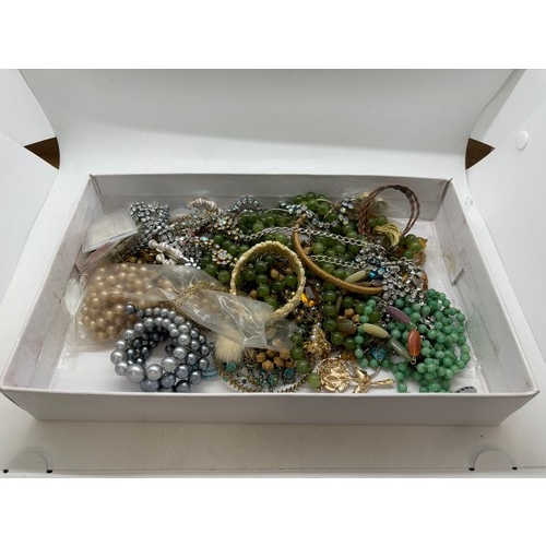 584 - Tray of vintage costume jewellery