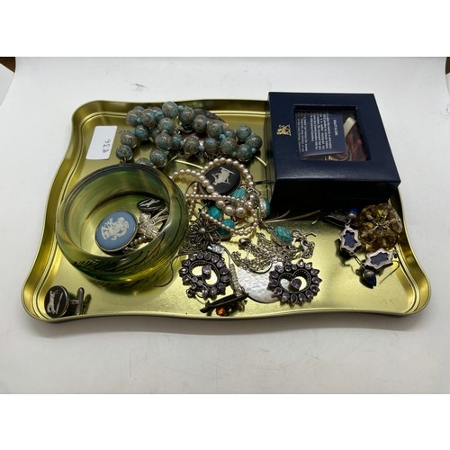 591 - Tray of vintage costume jewellery