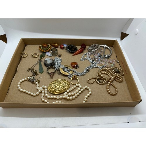 595 - Tray of vintage costume jewellery