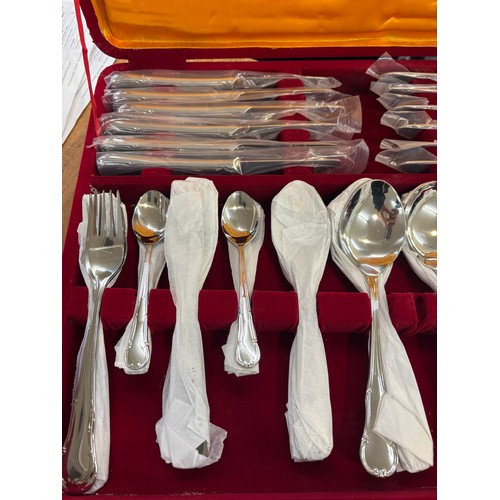 255 - Cased 6 place silver plated cutlery set