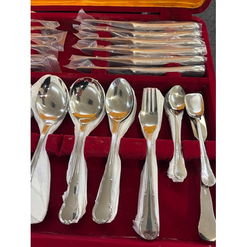 255 - Cased 6 place silver plated cutlery set