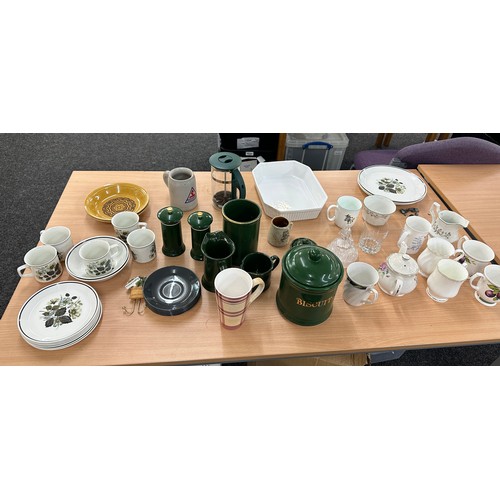 233 - Selection of miscellaneous to include part dinner sets, porcelain tray, cups etc