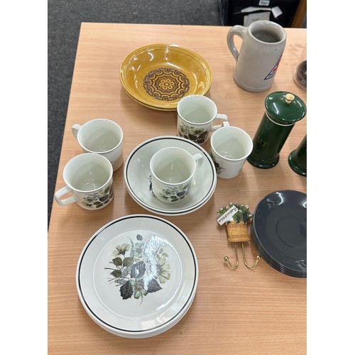 233 - Selection of miscellaneous to include part dinner sets, porcelain tray, cups etc