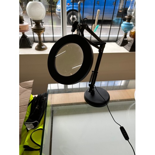 275 - Electric desk magnifier